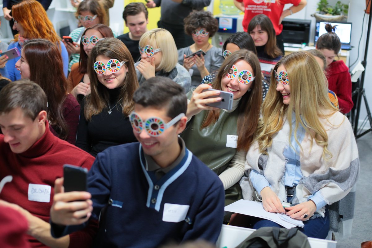 UNICEF_UA's tweet photo. Global Vision for young people on #WorldChildrensDay Are you joining #WorldsLArgestLesson initiative and #KidsTakeOverSchools to teach over 15,000 children in Ukraine about the Sustainable Development Goals and #ChildRights? https://t.co/5IgqaQRhRE