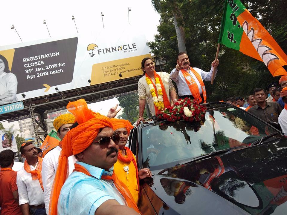 DrJitendraSingh's tweet photo. Impressive rally-cum-road show with Smt @zankhanabenbjp, the @BJPSURATCITY1 candidate from Choryasi assembly constituency. 
#GujaratElections https://t.co/Ihilh7gWL7