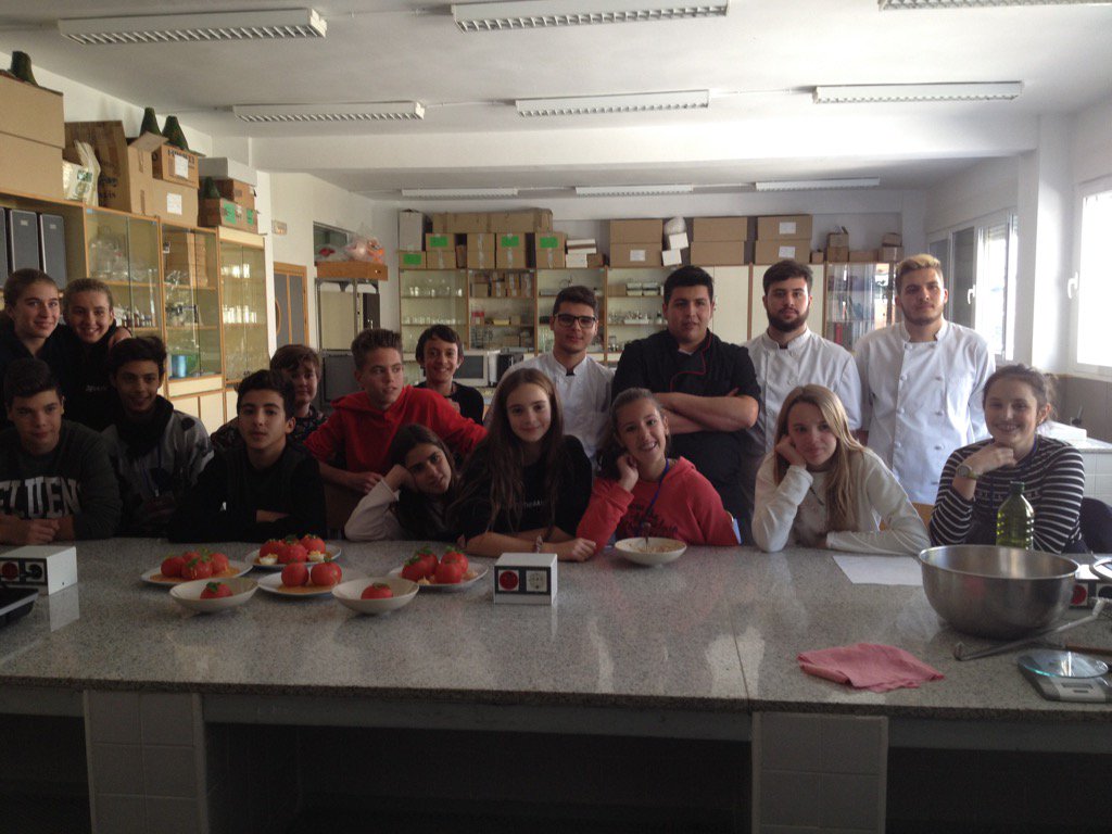 IESCotesBaixes's tweet photo. Agraïr la col.laboració dels alumnes i profes de cuina del @Canastell en el #projecteglobal #cotescuina @fvsanchezb https://t.co/YKifkTCgiw