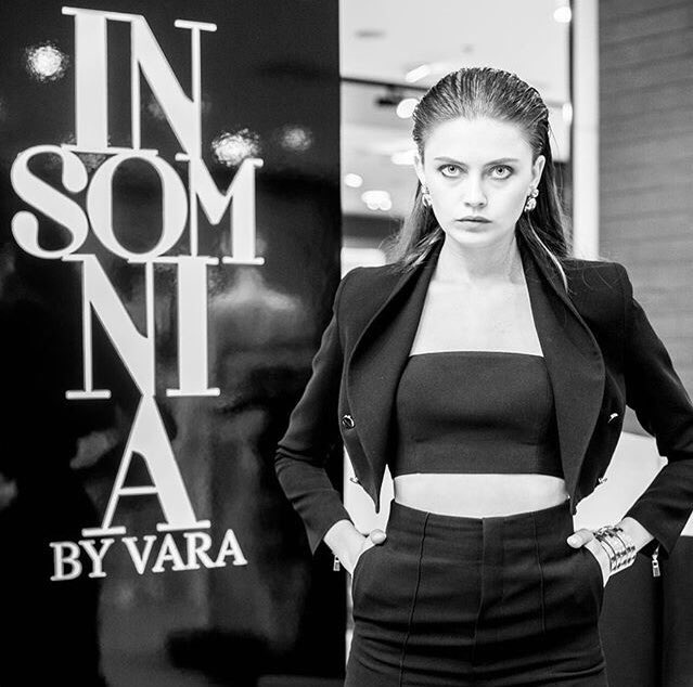 Happiness_CKDT's tweet photo. 1️⃣1️⃣ ลุคนี้มารีญาใช้เสื้อผ้าจากหลาหลายแบรนด์ TUBE TOP จาก #Insomniabyvara BLOUSE จาก #milinbrand JACKET จาก #reflexangela PANTS จาก #veladebangkok 👍🏻 #เชียร์บุ๋งบุ๋งมุ่งสู่มง #MissUniverseThailand #MissUniverse #Thailand https://t.co/76IfsaLkTP