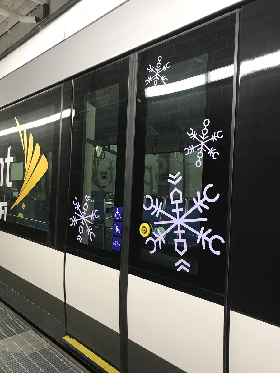 kcstreetcar's tweet photo. Getting ready for some @DazzleKC in Downtown #KC! #kcstreetcar #DazzleKC #HowWeDoKC https://t.co/KuZ84mMkSA