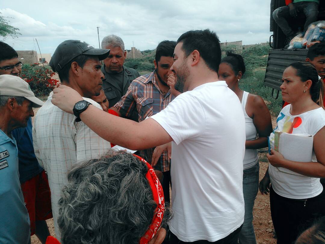 JayanaSur's tweet photo. Gracias al candidato por su visita..Trabajando para lograr el triunfo el 10D @josedfalconpsuv https://t.co/8fVkehJKlb