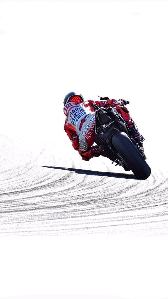 lorenzoclub99's tweet photo. Cada dia que pasa mas cerca de que empieze el ansiado 2018! #vamosJorge #99 🤘😈😈 https://t.co/dRCm0p6Vpj