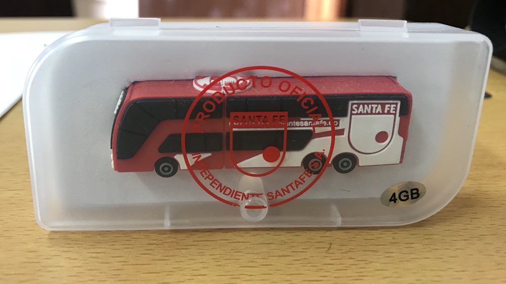 SantaFe_GO's tweet photo. Atención a todos, a los 2100 y 2500 seguidores, rifaremos dos de estas USB 4GB con el modelo del bus del equipo. 🚌🚍 Un producto oficial de @CasaCardenal 🦁🔴⚪️

Condiciones:
• Seguirnos.
• Dar RT y ❤️ a este Tweet.

¡Buena suerte!

#SantaFeGOTePremia https://t.co/TM7Oqktfik