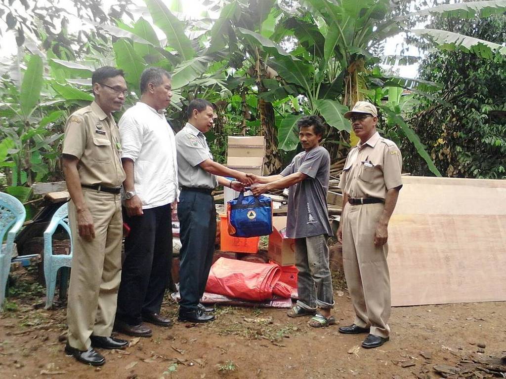 Humas_Batang's tweet photo. Selasa 21 November 2017.

Penyerahan bantuan dari BPDB Prov dan Pemda Batang untuk rumah roboh di Ds / Kec. Wonotunggal atas nama Bp Slamet Kuyari ds. Wonotunggal RT 12 RW 03.

Sumber : Suryanto DPDB

@batangkabgoid 
#humasbatang
#batangguyubrukun
#infob… https://t.co/A8lTjJDSys https://t.co/my6D3lfrLR