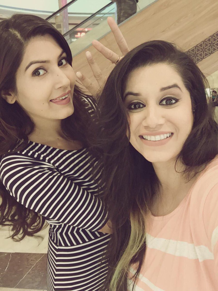 iamsangeita's tweet photo. Kyuṅki aaj toh bride wali Party hai..💃
#sangva https://t.co/tclhFfkYiY