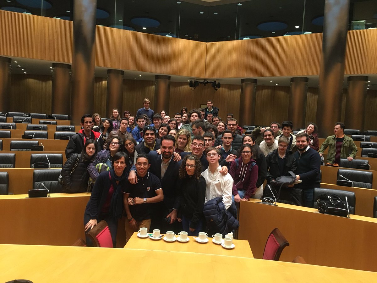 inigoalli's tweet photo. Hoy 50 hombres y mujeres con un gran futuro de @UCOMILLAS han venido al @Congreso_Es 
Me he reunido con ellos durante hora y media y me han hecho las preguntas más difíciles de contestar que me han hecho jamás. 
Todos ellos tienen discapacidad, pero eso era lo menos importante https://t.co/KIWcBGCeaC