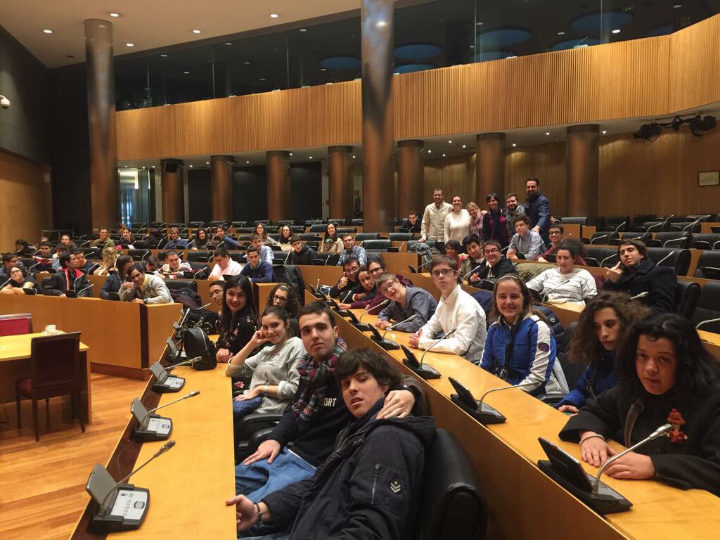 inigoalli's tweet photo. Hoy 50 hombres y mujeres con un gran futuro de @UCOMILLAS han venido al @Congreso_Es 
Me he reunido con ellos durante hora y media y me han hecho las preguntas más difíciles de contestar que me han hecho jamás. 
Todos ellos tienen discapacidad, pero eso era lo menos importante https://t.co/KIWcBGCeaC