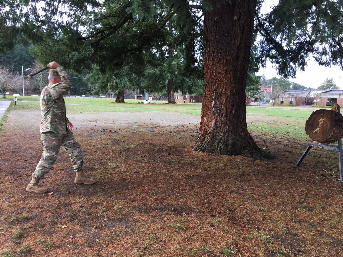 What a pleasure it was to host @USARPAC Commander GEN Brown yesterday for a chat about #PacificPathways, leader development...and of course a #Tomahawk throw! 

Thx to B7, C7 & SFC Hall for making it a great visit.
