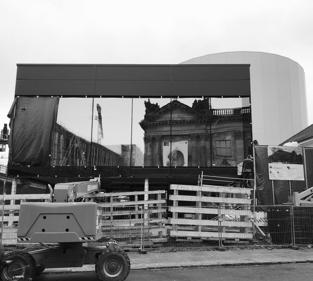 asisi's tweet photo. #Bodemuseum und #Pergamonmuseum spiegeln sich in der Glasfassade des neuen Panorama-Gebäudes. #Pergamon #YadegarAsisi #studioasisi #spreeformat https://t.co/iHMYUNMHYt