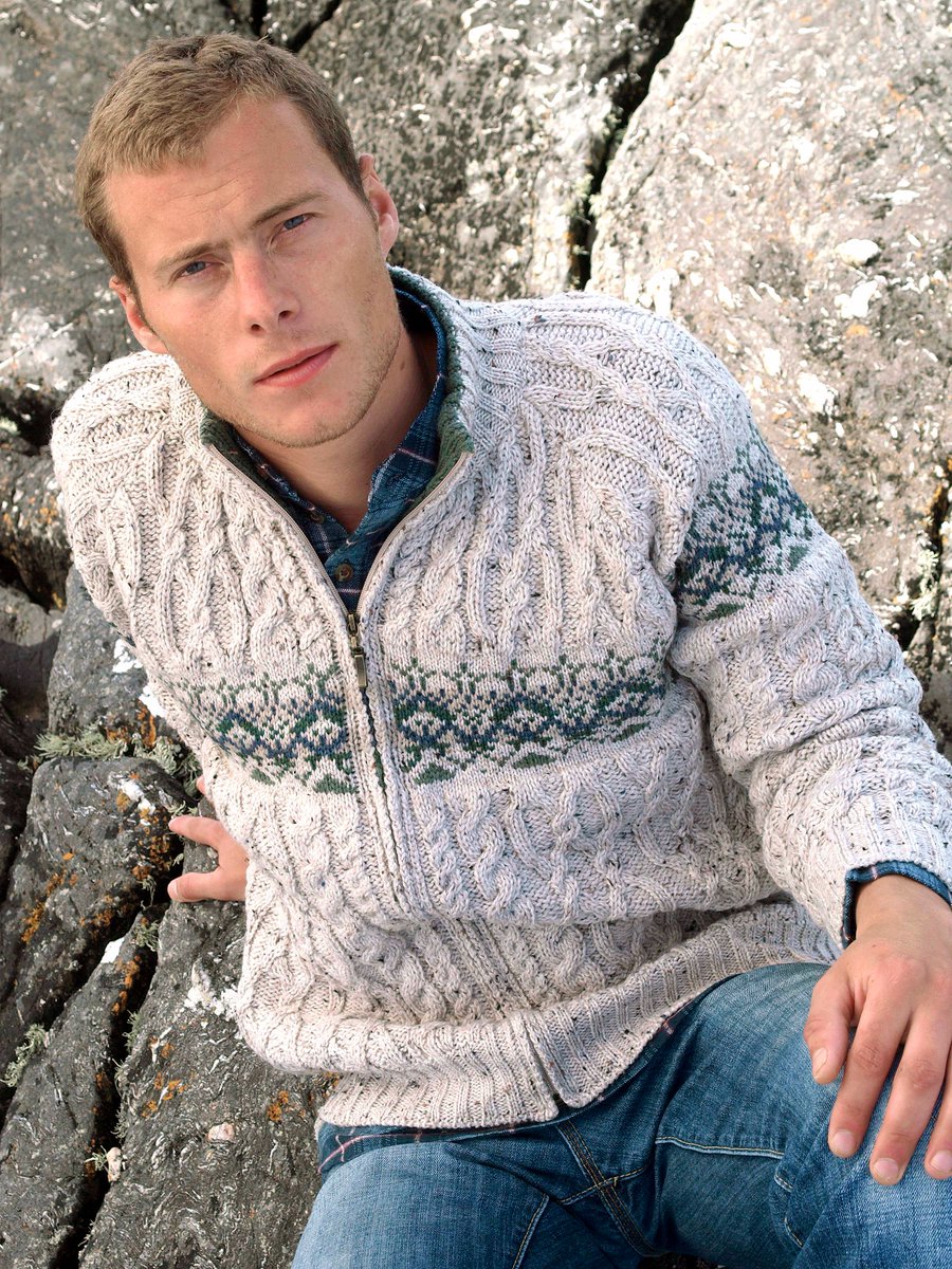 This sweater works well dressed up or down. Wear it with your favourite weekend denim for a laid-back style that works well for lounging at home or playing in the yard. Or, pair with dressier slacks for a night on the town or social gatherings.
bit.ly/2hSVE0C