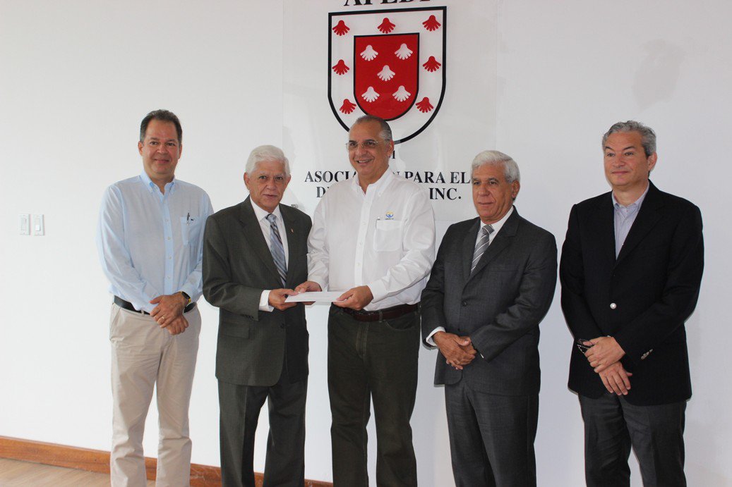 APEDIRD's tweet photo. El Parque Central es un proyecto estratégico de alianza público-privada con el apoyo del sector empresarial, como lo muestran los aportes recibidos por el Banco Popular y la Asociación Cibao de Ahorros y Préstamos. https://t.co/f1xH6u5ApB