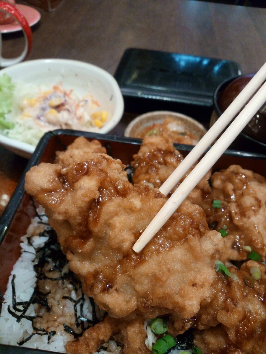 Sneak_Eat's tweet photo. ให��่ไป
ทำใจลำบาก

เมนูข้าวหน้าต่างๆแบบดงบุริ 3 เมนูใหม่ของยาโยอิช่วงนี้เลยจย้าาา
เทมปุระสเปเชี่ยล(เทมปุระกรุบกรอบสายเฮลตี้ห้ามพลาด)/ไก่ทัตสึดะ/บิบิมบับแบบญี่ปุ่น

#ดงบุริ #ยาโยอิ

#แอบกิน #sneakeat #แอบกินSneakEat #อร่อยไปแดก #อร่อยนะรู้ยัง #อร่อยบอกต่อ #อร่อยขาเบียด #อร่อยตัวแตก https://t.co/eQbi2YJvy4