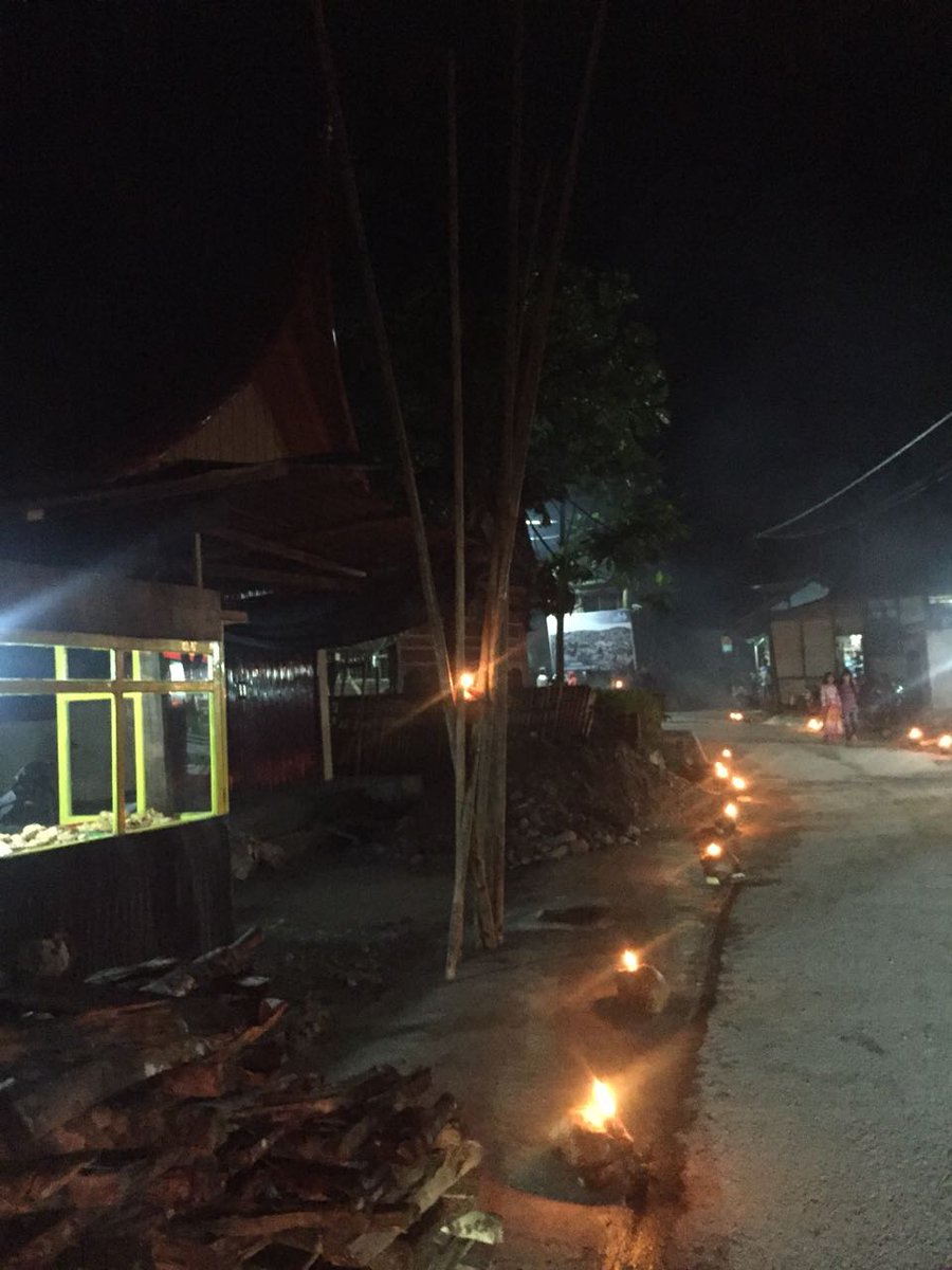 Kembali ke suasana Tempo Doeloe di Kawasan Seribu Rumah Gadang dengan gemerlap penerangan Obor kiri kanan jalan dalam rangka Penutupan Festival Saribu Rumah gadang 2017 malam ini | via <a href="/nofrins/">Nofrins Napilus</a>