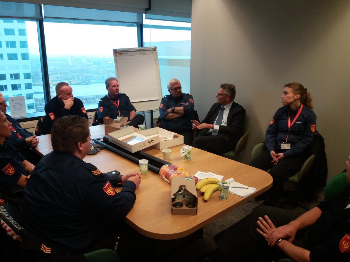Wijkbrandweer's tweet photo. Tijdens #dagvandewijkbrandweer  collega's uitgenodigd op grotere hoogte #WPC @Vr_RR met presentaties van specialist #brandpreventie en Team aanpak woningvervuiling van @GGD_RR. Ook alg.dir. @ArjenLittooij en hoofd #Veiligleven @peterschuur1 schuiven even aan. https://t.co/q0t6LHDp4C