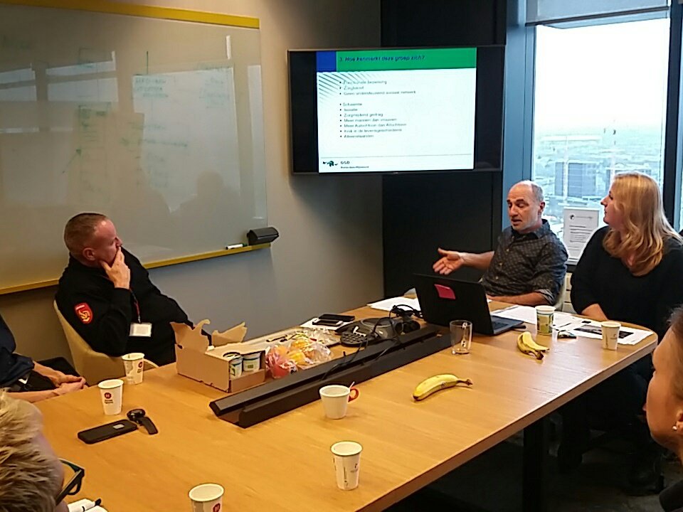 Tijdens #dagvandewijkbrandweer  collega's uitgenodigd op grotere hoogte #WPC <a href="/Vr_RR/">Veiligheidsregio Rotterdam-Rijnmond</a> met presentaties van specialist #brandpreventie en Team aanpak woningvervuiling van <a href="/GGD_RR/">GGD Rotterdam-Rijnmond</a>. Ook alg.dir. <a href="/ArjenLittooij/">Arjen Littooij</a> en hoofd #Veiligleven <a href="/peterschuur1/">Peter Schuurmans</a> schuiven even aan.