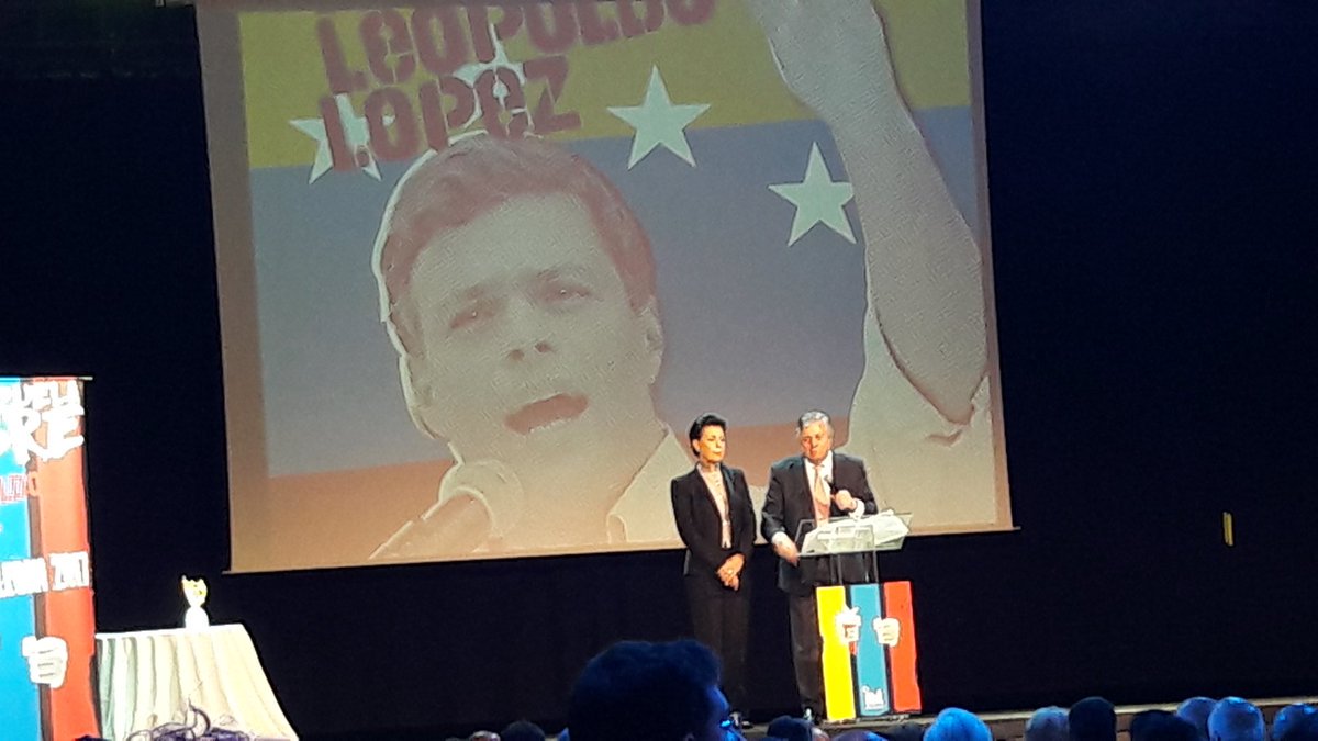 VoluntadPopular's tweet photo. Instituto Bruno Leoni otorgó premio a @leopoldolopez por su lucha por las libertades individuales #NoMásDictadura https://t.co/9N5WdCt3Qq https://t.co/p3xukUq27k