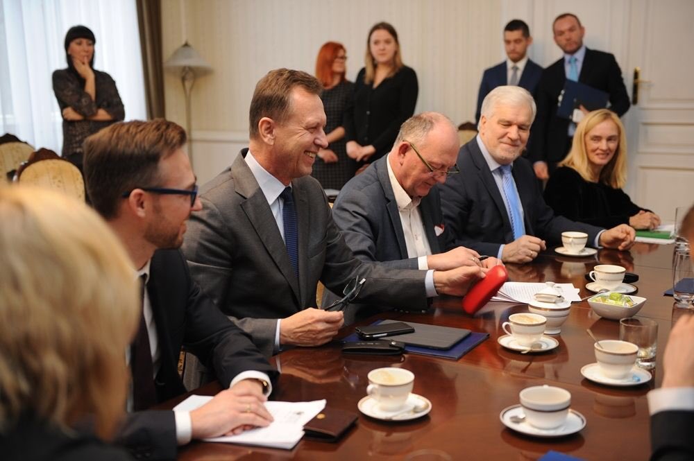 RobertMaciaszek's tweet photo. #CentrumMuzyki🎶 w Krakowie coraz bliżej. Dzisiaj @malopolskaPL nabyła nieruchomości od Agencji Mienia Wojskowego na krakowskich Grzegórzkach z przeznaczeniem pod tą inwestycję😊👍 https://t.co/ZPalKjbxc3