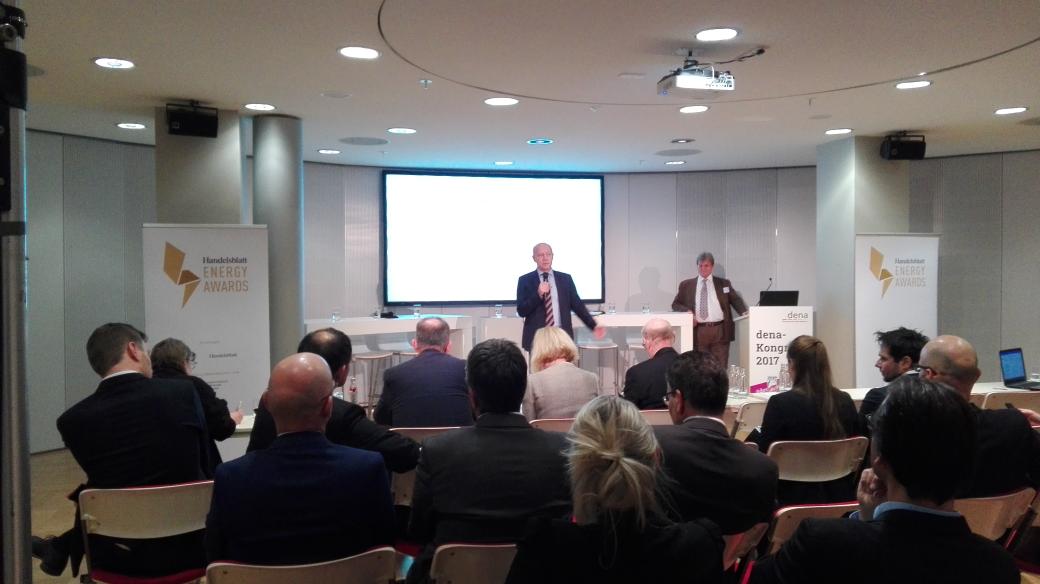 Andreas Kuhlmann eröffnet das Energy Academy Event und übergibt an Moderator Prof. Eicke Weber #denakongress