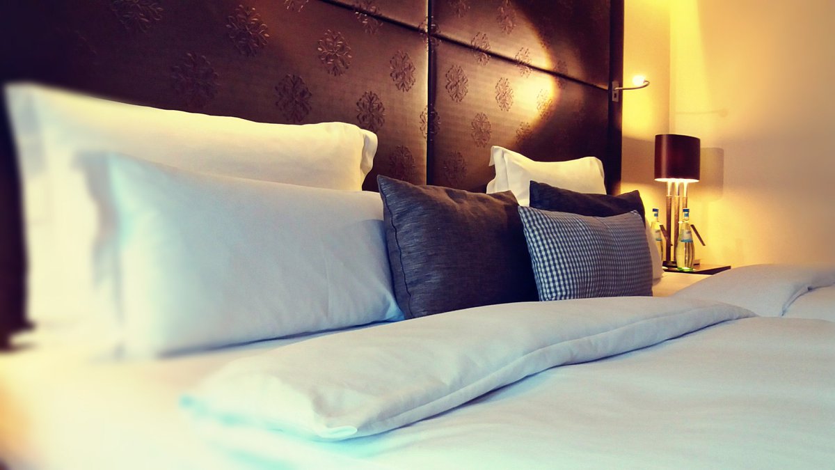 petervonstamm's tweet photo. "Wer die Wahl hat, hat die Qual" oder: Kissenalarm in meiner Pullman Munich Suite 😎 @pullmanhotels
@AccorHotels_DE
#München #hotel
#PullmanWellbeing
#FeelWelcome
#PullOff @Vs_World @SvemirkasReise @Hoteltagebuch https://t.co/3UH6cqx6ac