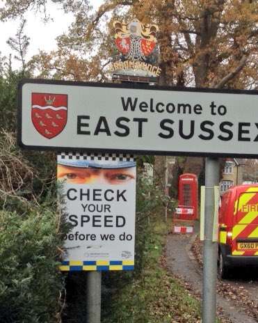 ESFRS Roadsafety and Wealden Partnership, CSW are and about today conducting Speedwatch and Kate placing the new signs on strategic routes in the District @SussexSRP @CommunitySpeedw <a href="/EastSussexFRS/">East Sussex FRS</a> @Wealden_Police #SlowDown #Fatal4