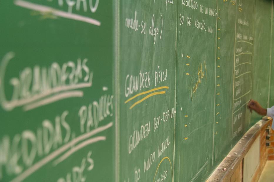 EstadaoEconomia's tweet photo. Concorda ou não? Para economizar, governo deveria acabar com o ensino superior gratuito, diz Banco Mundial https://t.co/nXvumJdQXV https://t.co/oPVBy2hlpI