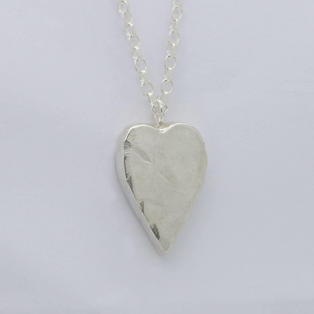 HouseOfMcCue's tweet photo. Piece of the Week - In Memory of... This beautiful rustic silver heart pendant was created in memory of the client's loved one with a small amount of ashes worked into the silver as a permanent keepsake.

#BespokeJewellery #Handmade 

https://t.co/JdQdGARI6P https://t.co/45NlHtBceY