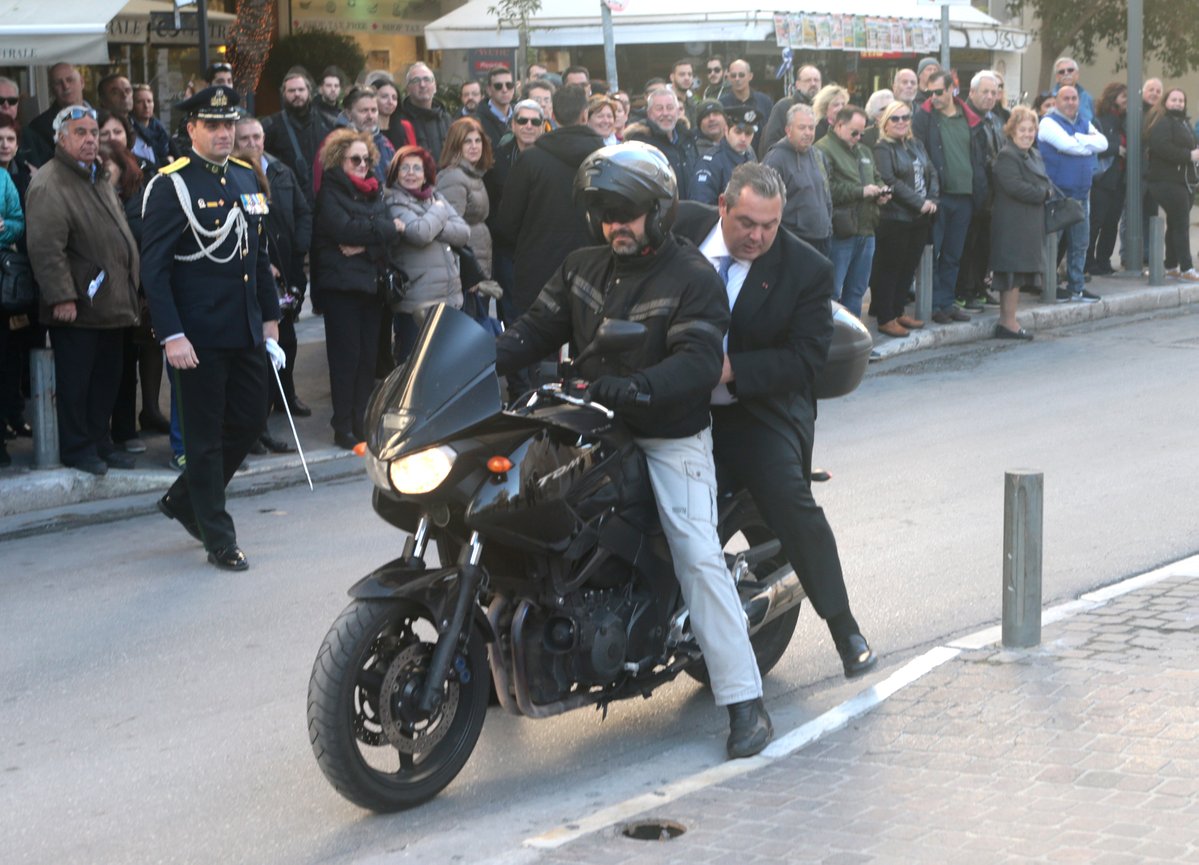 silaserafim's tweet photo. Κι εδω βλεπουμε, πως ο νόμος εξαιρει, ορισμενα κεφαλια απο προστασια. Περιττο το κρανος σου λεει. Πεταμενα λεφτα. #kammenos #καμμενος https://t.co/5BGqjCVjWv