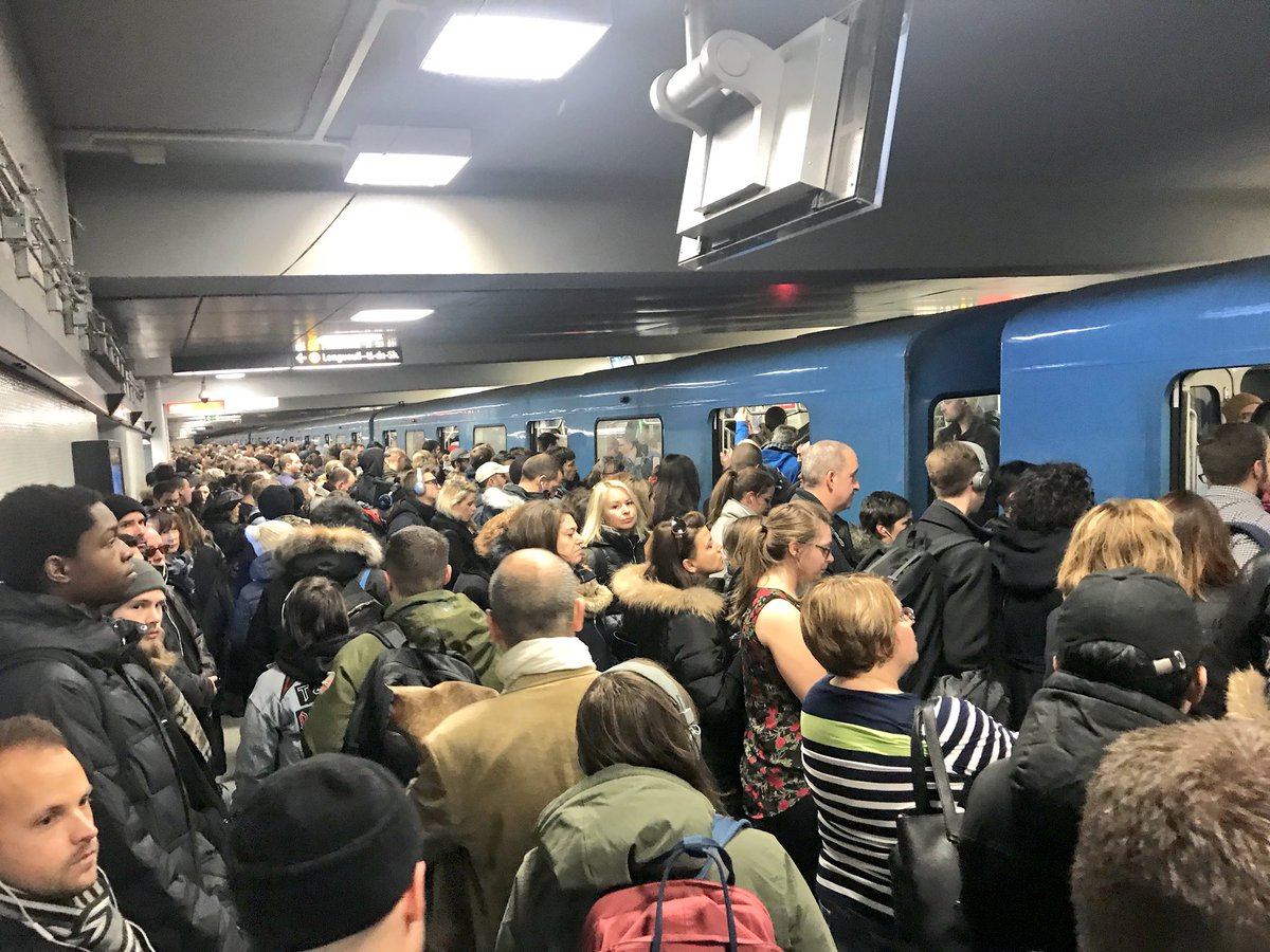 e_grandmont's tweet photo. Cher usager de la @stminfo, je te plains et je te comprends d’avoir parfois envie de prendre ton char pour aller au boulot ou à l’école. #classesardine #polmtl #mobilitédurable https://t.co/6sE7lwzSci