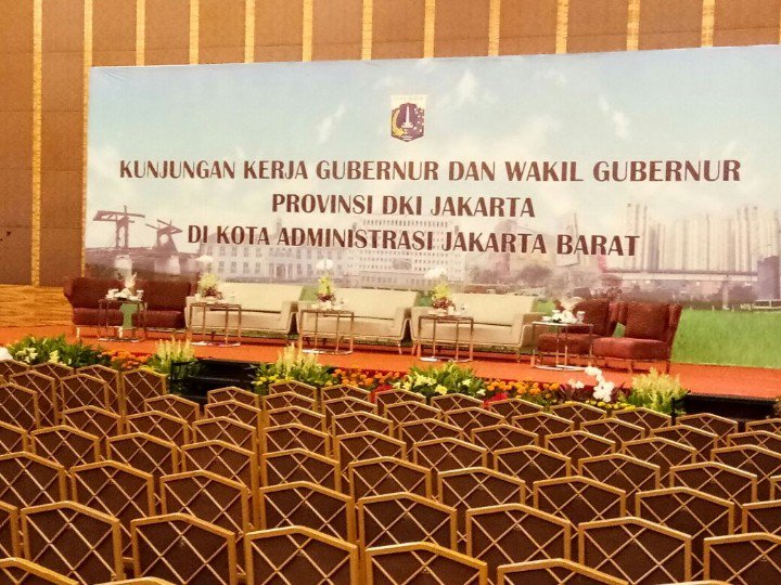 kurawa's tweet photo. Gokil skr Gub DKI blusukannya ketemu PNS dan "masyarakat" (ketua RW/RT pendukungnya) di Hotel Bintang 5 .. awas bagi2 anggaran  #DKIberubah https://t.co/PEyXaae7rd