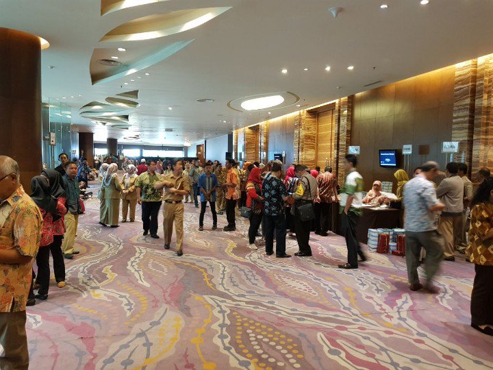 kurawa's tweet photo. Gokil skr Gub DKI blusukannya ketemu PNS dan "masyarakat" (ketua RW/RT pendukungnya) di Hotel Bintang 5 .. awas bagi2 anggaran  #DKIberubah https://t.co/PEyXaae7rd