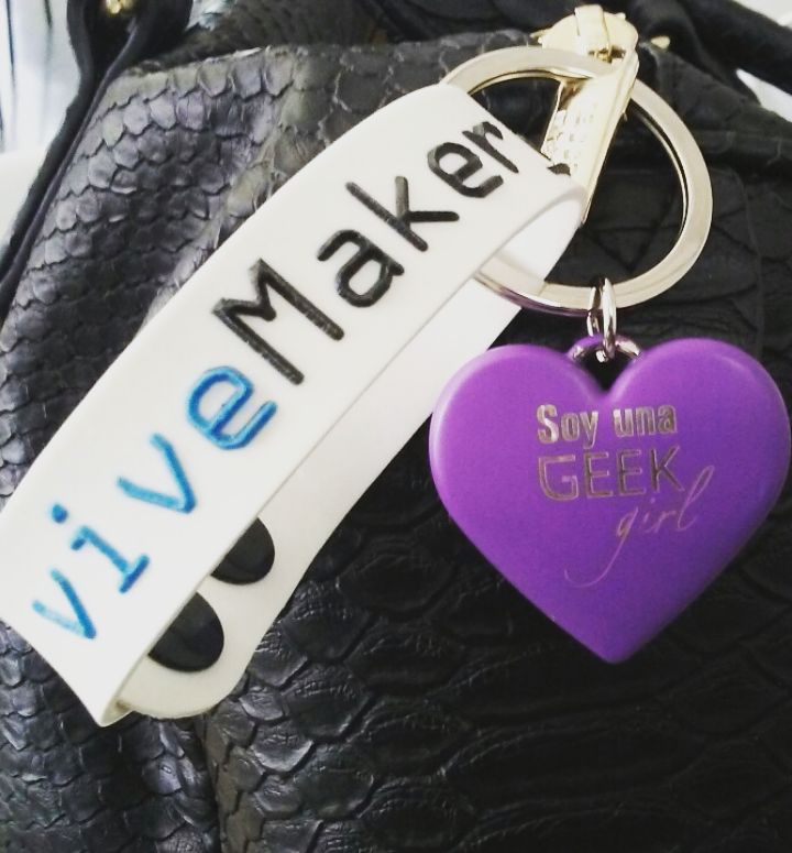 LauraSotoOrtiz's tweet photo. Participando del taller Pensamiento de Diseño #vivemaker_co @GeekGirlsLatam @vivelabmzls 💜 https://t.co/gUDBqfz3UB