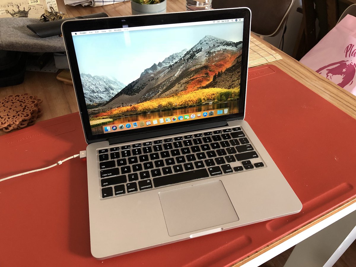 lucasefe's tweet photo. Vendo MacBook Pro 13” Retina 2015 16GB ram, 512 GB SSD i7 3.1.  Usada solo por mi. Se porta súper bien. Se copan con el RT? Gracias. https://t.co/YnqripQ8Og