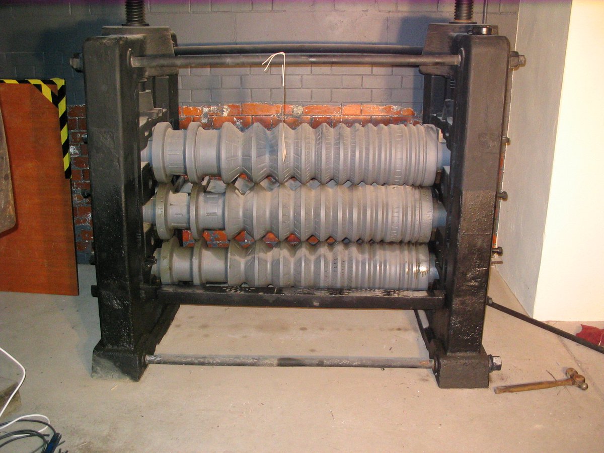 EdFosterEng's tweet photo. @MillsArchive @UkNatArchives @explorearchives A bit like this one on display @KelhamIsland ? #sheffieldissuper @hairyengineers We've moved it thee times in ten years. Its now in the car park #outsideexhibit https://t.co/r3Bg3UoaAT