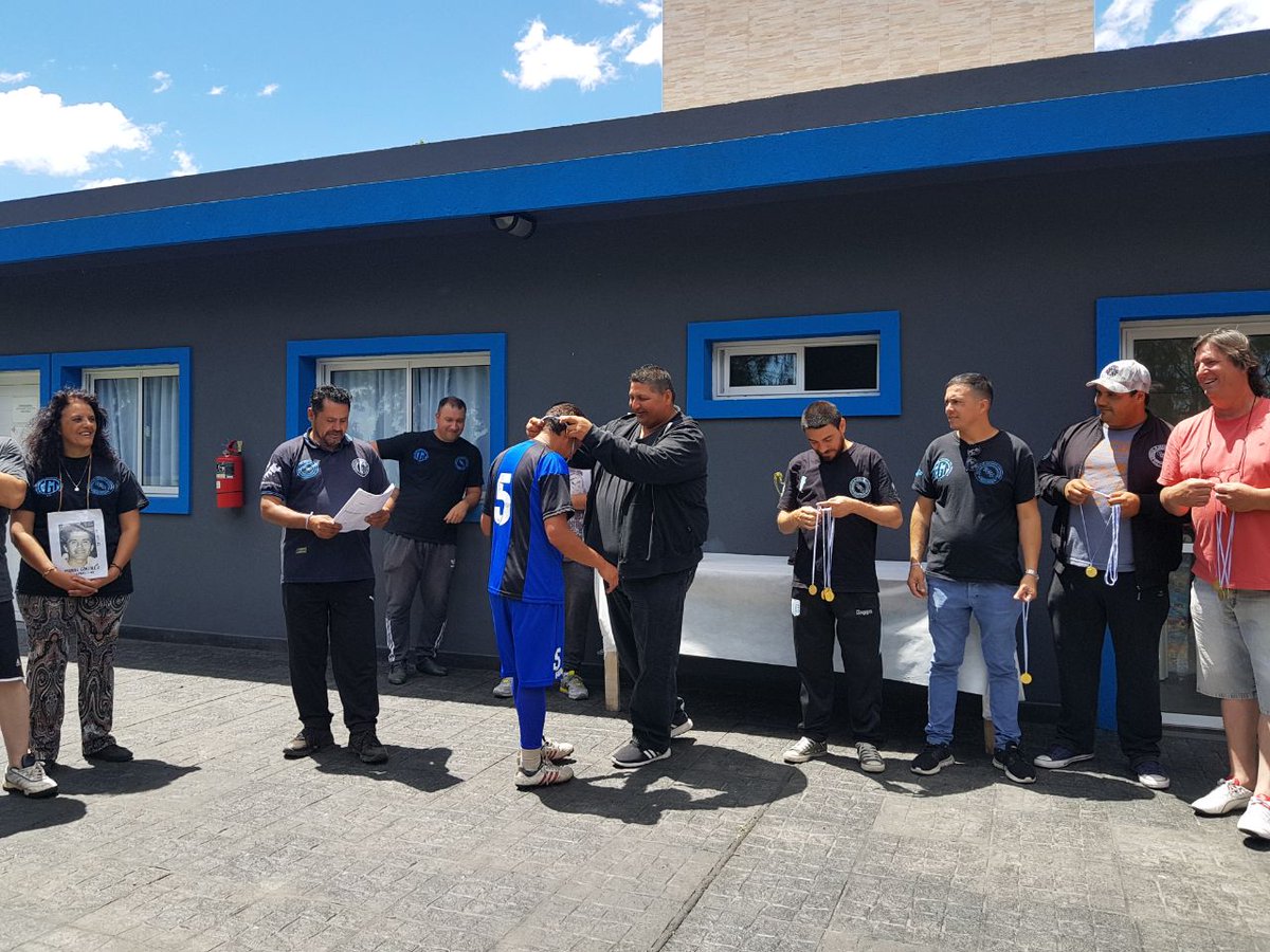 prensasoc's tweet photo. Finalizó el Torneo de Fútbol “Manuel González”, en homenaje al compañero trabajador del cuero, detenido-desaparecido durante la última dictadura cívico-militar. Su hija, Mabel González, entregó los correspondientes premios a los ganadores. https://t.co/6Alo5VrSyl