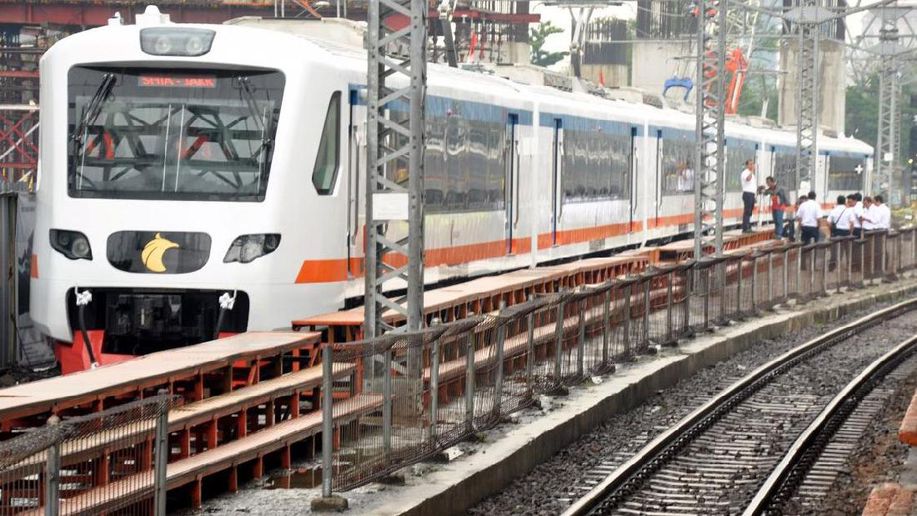 detikcom's tweet photo. Naik Kereta dari Dukuh Atas ke Bandara Soekarno-Hatta 45 Menit https://t.co/nuJkAQF3Xf https://t.co/IA7W5U9Yjc