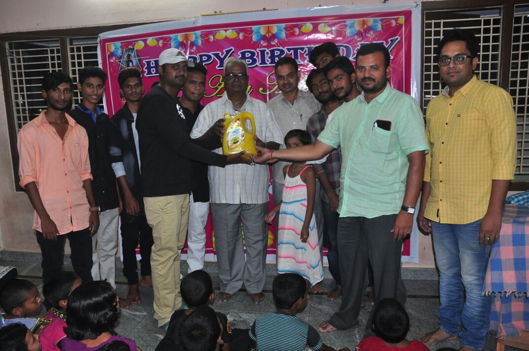 AlluArjun_Army's tweet photo. #AlluArjunArmy  - Kurnool Team Celebrated Allu Arha Birthday by distributing Rice Packets and oil box at Joy Home Children Foundation.
#HBDLittlePrincessAlluArha https://t.co/NH9nQxr0RD
