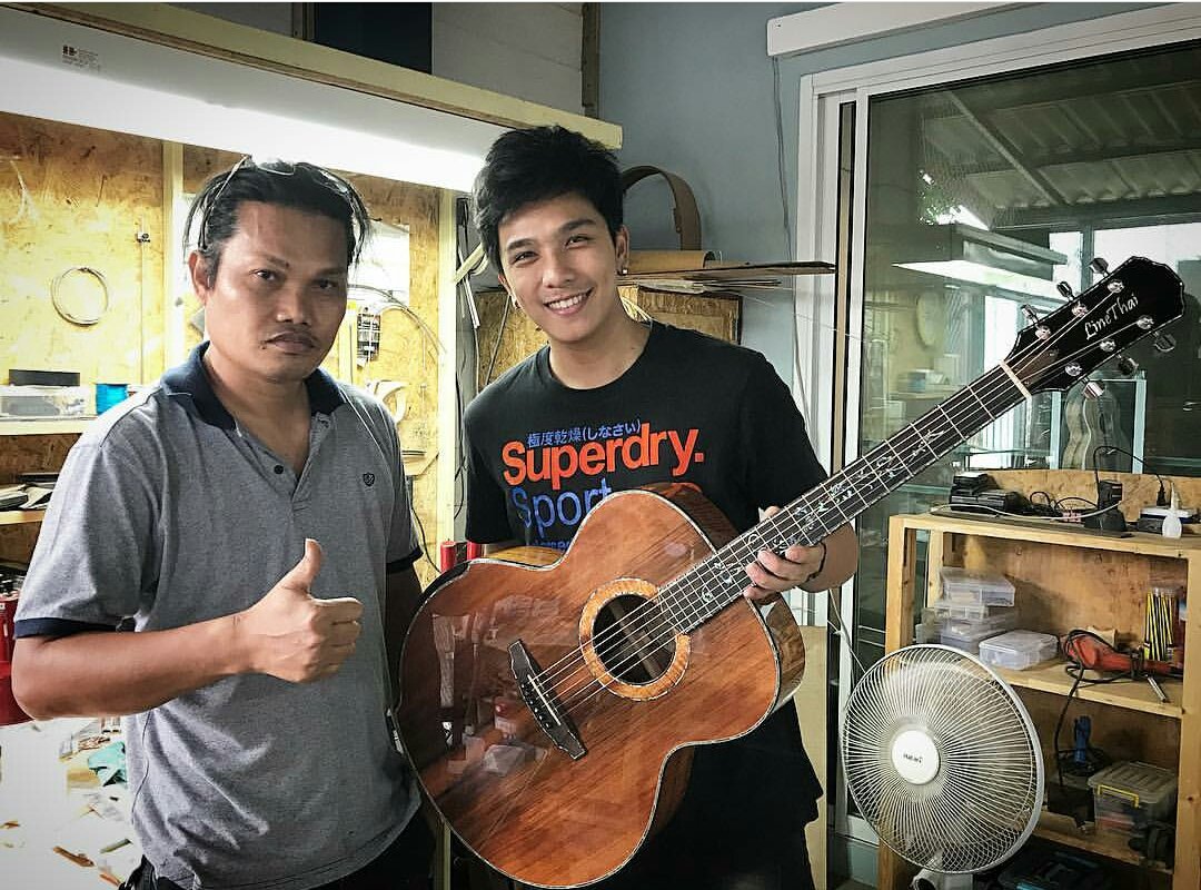 Aonkrk_official's tweet photo. IG;Aon:เกิดเป็นไทยไม่เเพ้ใครในโลก 👍🏻🤔
ขอบคุณพี่เอ๋ที่สร้างกีตาร์ดีดีขึ้นมาครับ
#Linethai https://t.co/pJl5VVTf8k