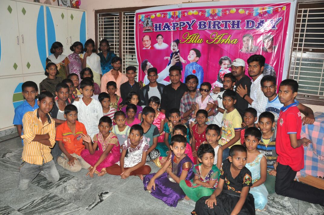 AlluArjun_Army's tweet photo. #AlluArjunArmy  - Kurnool Team Celebrated Allu Arha Birthday by distributing Rice Packets and oil box at Joy Home Children Foundation.
#HBDLittlePrincessAlluArha https://t.co/NH9nQxr0RD