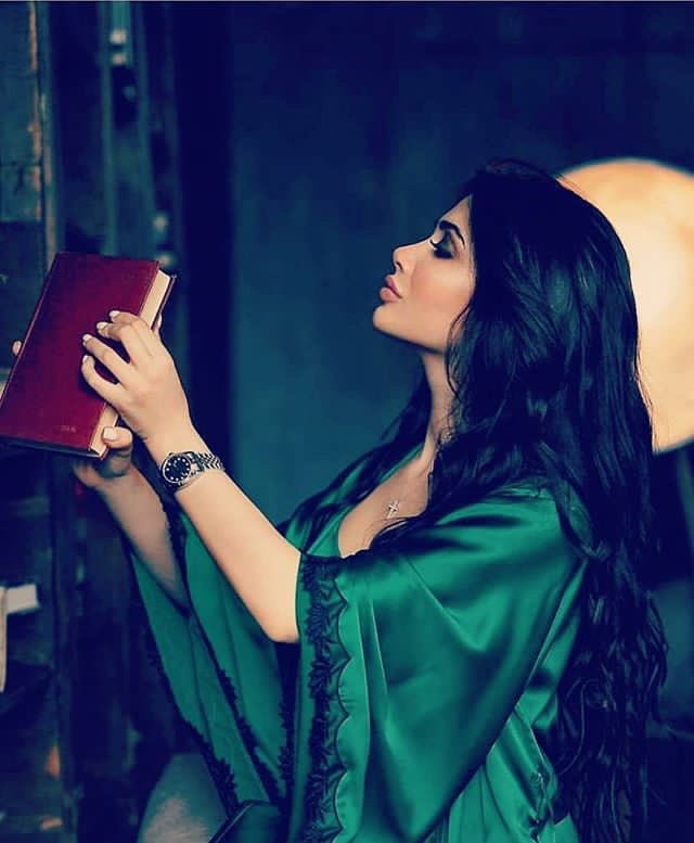 ومازلت 
أراقص حكايتي
حافية القدمين 
على أنغام بحور حرفي 
قداسة لروحي الهادئه 
أهدي أنغام موسيقى الجاز
وانا امرأة قويه جداً 
كنت اتاكد 
من هذا في كل 
مره اتخلى بها 
عن كل شيء احبه 
واجدني 
جميله لـ وحدي