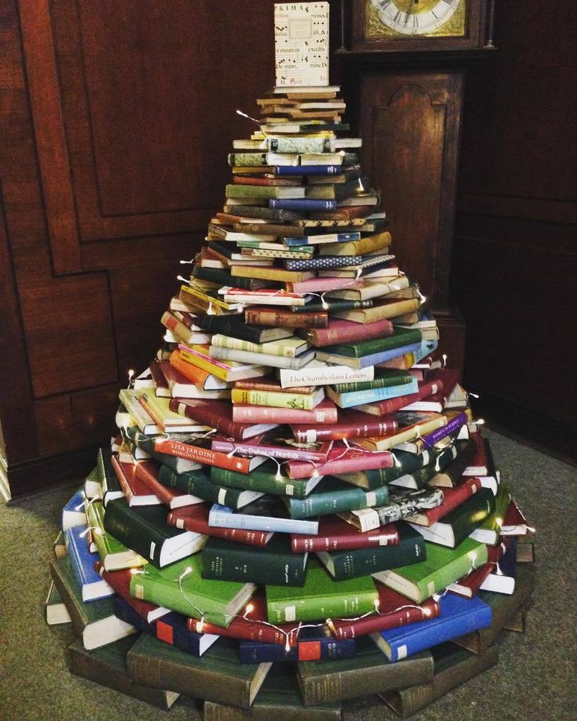 StHughsLibrary's tweet image. We&apos;re feeling festive in the library already! Come by and see our Christmas book tree 🎄 #christmastree #christmaslibrary #booktree #christmas #librariesofinstagram #sthughscollege #universityofoxford ift.tt/2mQmg4c
