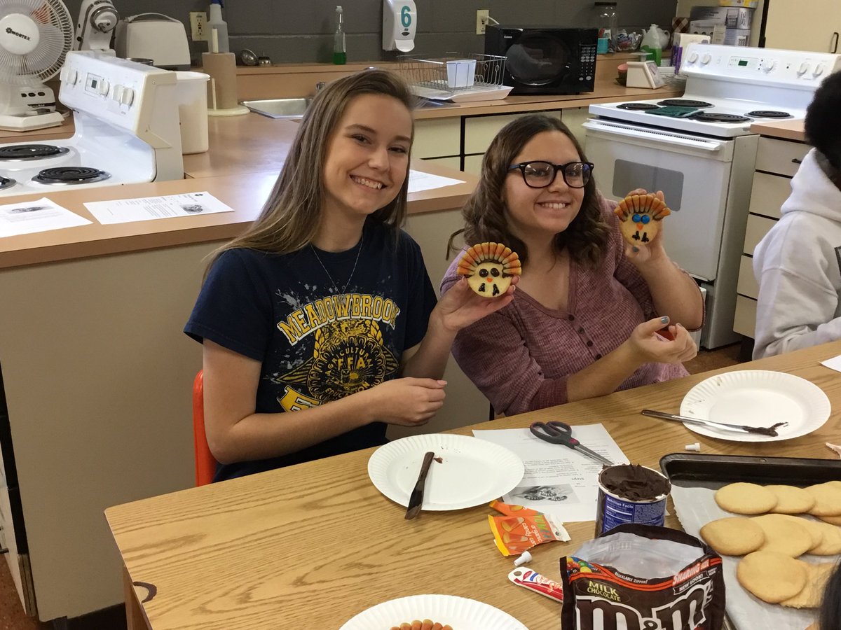 CarlyLatchic's tweet photo. @MHSColts thanksgiving turkey cookies #childdevelopment #coltscook https://t.co/2ORUbdh2ud