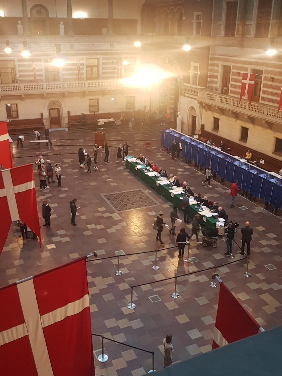 cecilechr's tweet photo. Dagens opgave: Valg på Rådhuset. Spændende! https://t.co/2XOU7auGXW