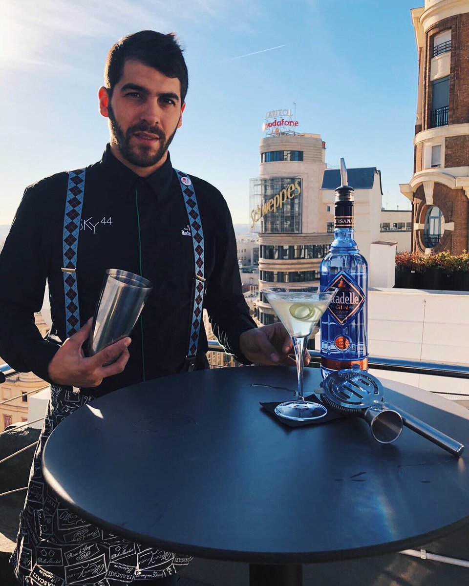 sky44madrid's tweet photo. Tardes de otoño 🍂 #sky44madrid #autumn #atardeceresqueenamoran #rooftop #chillout https://t.co/PvDBd4LdNx