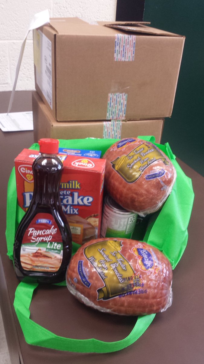 MrThanner_BCPS's tweet photo. @StemmersRunMS organized by our social worker gave out 30 holiday meals to families. @WVUTRICIA @willbateszone3 https://t.co/3UtWhK7GTd
