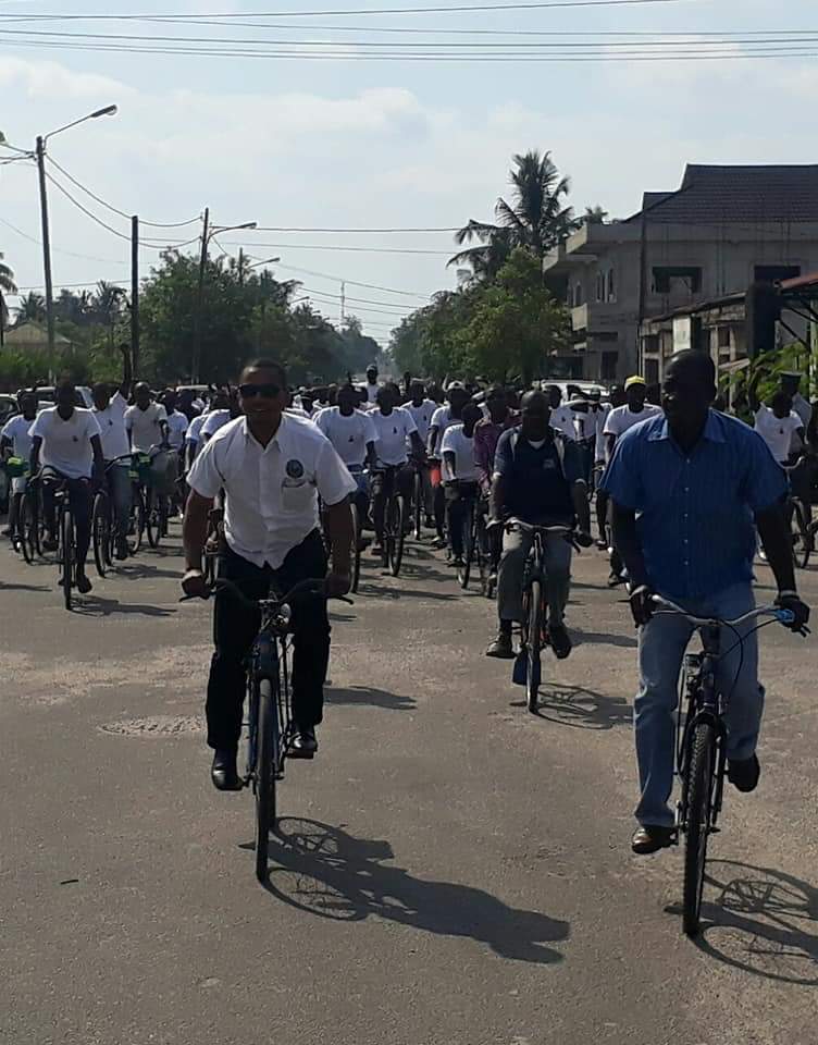 zenaidamz's tweet photo. The Mozambican police are a joke! Just look at them waiting for a peaceful cycle protest led by the Quelimane mayor. Very embarrassing... https://t.co/xziOKSWkIy