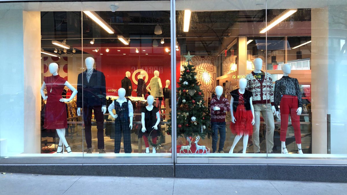 vmlGaga2840's tweet photo. Tis the  season 🎅🎁🎯☃️❄️ #targettribeca @StevenRosini @RobDeMo20 @ShannonTGTLady https://t.co/v8rzDYJVDp