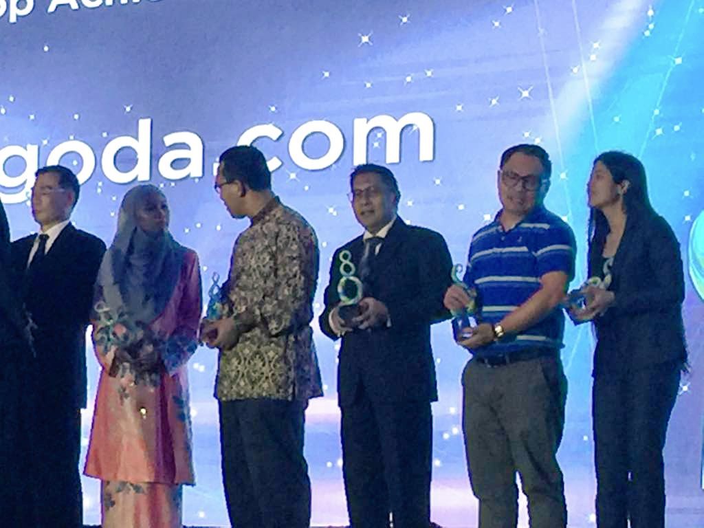 AzharDGCA's tweet photo. DCA received Top Achiever Award 2017 at the klia Sama Sama Hotel Appreciation Night 2017, Tuesday 21 Nov 2017 https://t.co/HmmvQRmZhz