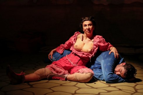 #Teatro No te pierdas #LaMadreDelDesierto, obra escrita y dirigida por Nacho Bartolone. Con Alejandra Flechner y Santiago Gobernori. Jueves a domingo 21 h en el  @cervantestna.