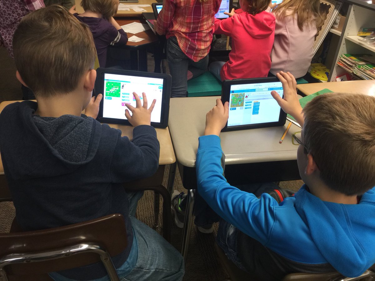 CaseyMattingly's tweet photo. Gearing up for the #HourOfCode my students are teaching another homeroom coding 101. @codeorg @MrBartmas @AlexSupt #AlexEdChat
#DisruptionEDU https://t.co/5NWjwb2iqb